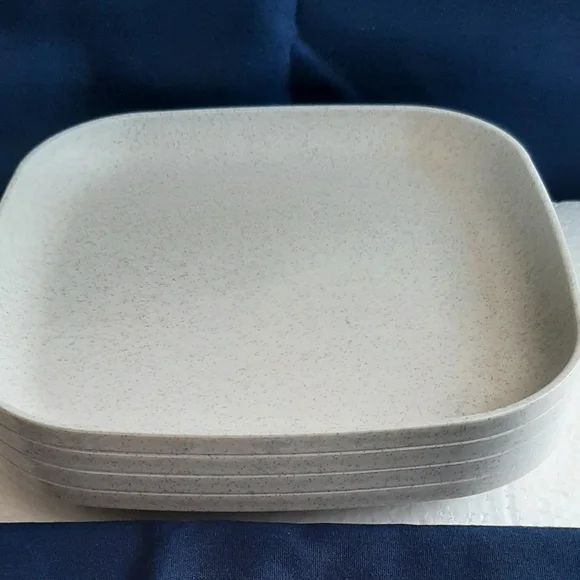 Tupperware Set of Square White Plates - Picture 11 of 12